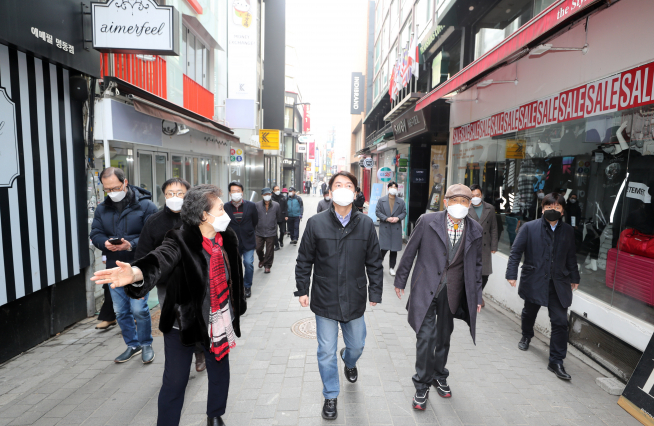 ▲서울시장 보궐선거에 출마하는 안철수 국민의당 대표가 14일 오전 서울 중구 명동을 찾아 코로나19로 무너진 명동 상권을 둘러보고 있다. (연합뉴스)