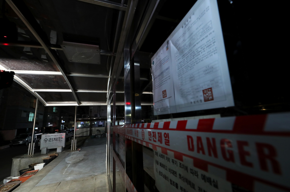 ▲부천시 소재 종교단체인 승리제단과 오정동에 위치한 학원 등에서 신종 코로나바이러스감염증(코로나19) 확진자 53명이 발생한 9일 경기 부천시 승리제단 문이 굳게 닫혀있다. (뉴시스)