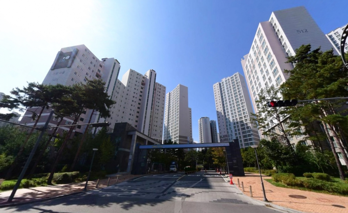 ▲분양 전환을 앞둔 임대아파트 몸값이 치솟고 있다. 경기 파주시 와동동에 들어선 ‘가람마을 5단지’(분양 전환 임대아파트) 전경. (네이버지도)