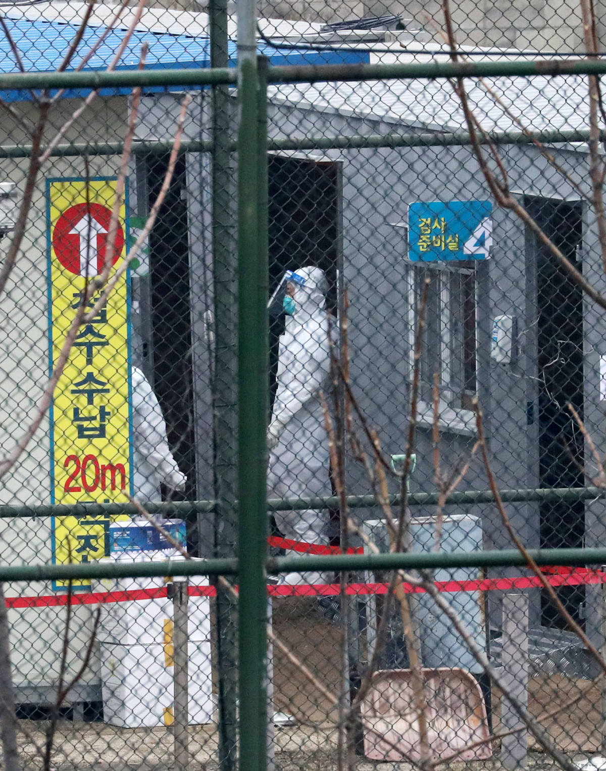 ▲14일 오후 서울 용산구 순천향대학교부속 서울병원에 설치된 신종 코로나 바이러스 감염증(코로나19) 선별진료소에서 의료진들이 분주히 움직이고 있다. 질병관리청 중앙방역대책본부(방대본)에 따르면 14일 0시 기준 서울 용산구 소재 서울 순천향대병원에서 55명의 추가 확진자가 발생했다 밝혔다. (뉴시스)