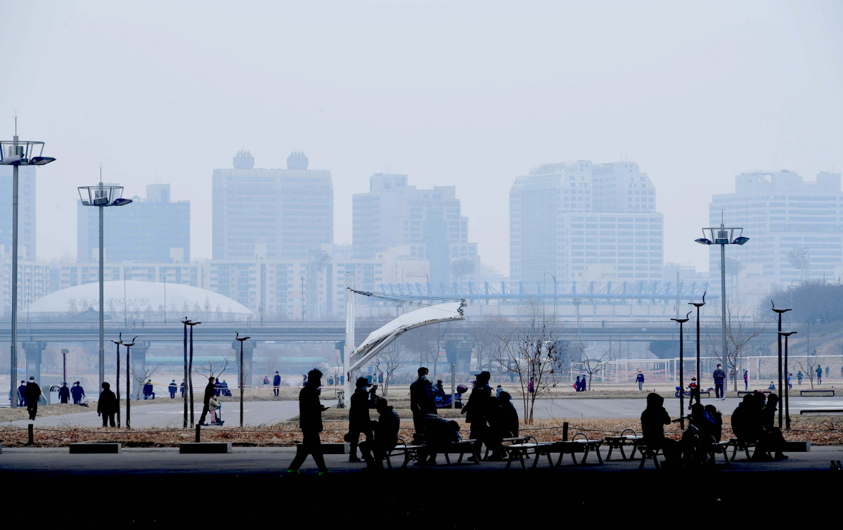 ▲대기 정체와 중국발 스모그가 겹치면서 수도권과 충청 지방에 올해 첫 고농도 미세먼지 비상저감조치가 발령된 14일 서울 안양천변에서 바라본 도심이 뿌옇다. 국립환경과학원은 대기 정체가 계속되면서 고농도 미세먼지가 15일 오전까지는 이어질 것으로 내다봤다. (사진=신태현 기자 holjjak@)