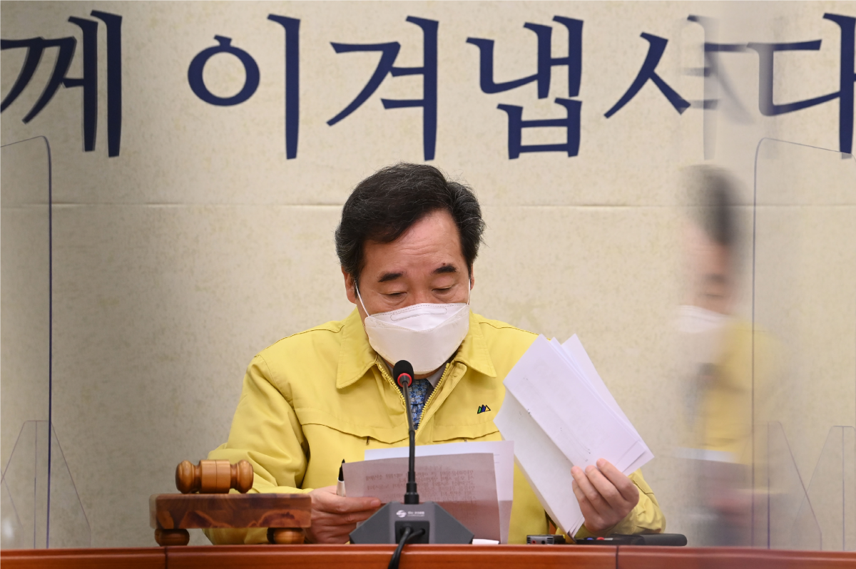 ▲더불어민주당 이낙연 대표가 15일 오전 서울 여의도 국회에서 열린 최고위원회의에서 자료를 검토하고 있다. (연합뉴스)