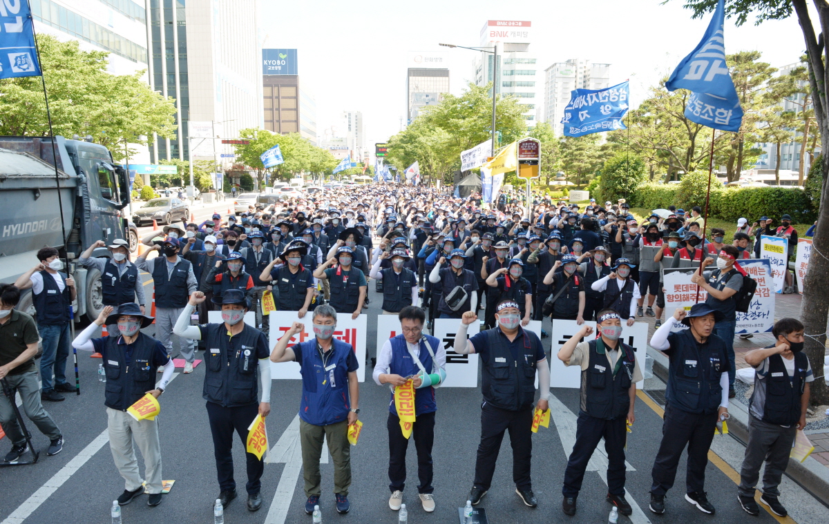 ▲지난해 6월 금속노조가 울산시청 정문앞에서 대우버스 울산공장 폐쇄 철회를 촉구하고 있다. (뉴시스)