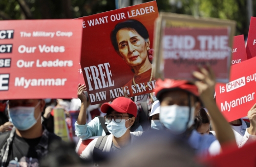 ▲14일(현지시간) 미얀마 시민들이 양곤에서 아웅산 수치 국가고문 석방을 요구하는 시위를 벌이고 있다. 양곤/EPA연합뉴스
