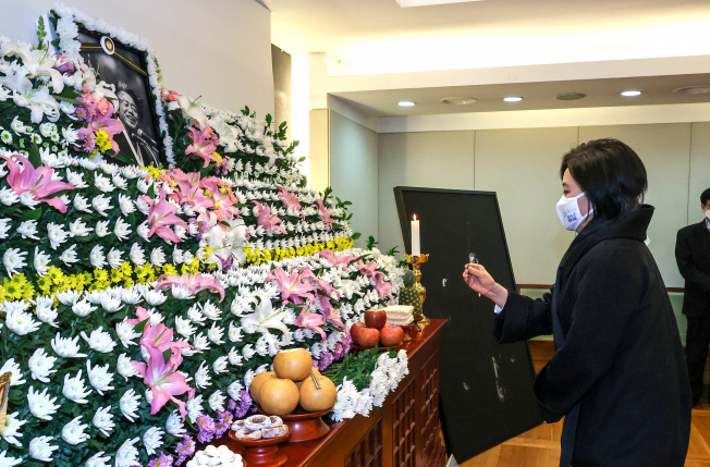 ▲더불어민주당 박영선 서울시장 예비후보가 15일 오전 서울 종로구 서울대병원 장례식장에 마련된 고 백기완 통일문제연구소장 빈소를 찾아 조문하고 있다.  (연합뉴스)