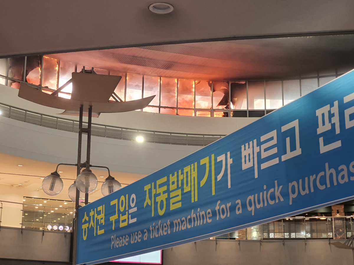 ▲15일 오후 3시 6분께 경기 수원역사에 위치한 AK플라자 백화점 야외주차장 4층 창고에서 불이 났다. (연합뉴스)