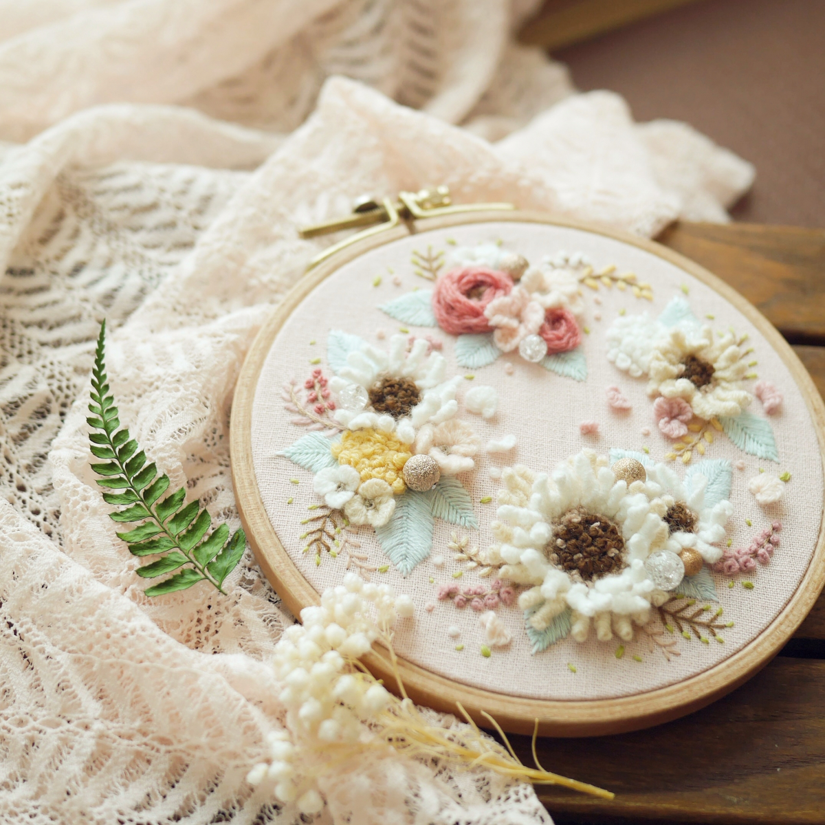 ▲꽃은 프랑스 자수에서 가장 많이 사랑 받는 모티프 중 하나로, 한땀 한땀 수를 놓다보면 어느새 예쁜 꽃 한송이가 피어있다.  (사진 제공=윤혜진)