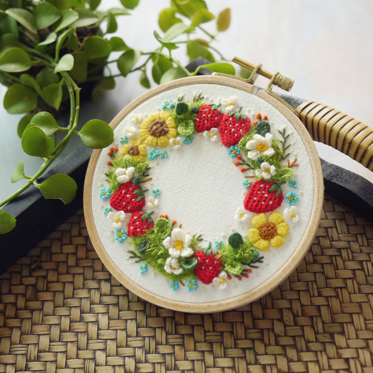 ▲"풍성한 꽃을 보면 마음이 넉넉하고 기분이 좋아진다"고 말한 혜진 씨는 화원이나 산이나 들판 등 주로 자연에서 영감을 받아 작품을 만든다. (사진 제공=윤혜진)