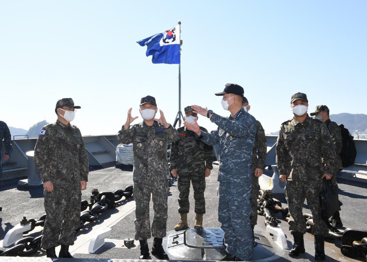 ▲원인철 합참의장이 해군작전사령부에서 현장 지도하고 있다. (사진제공=합동참모본부)