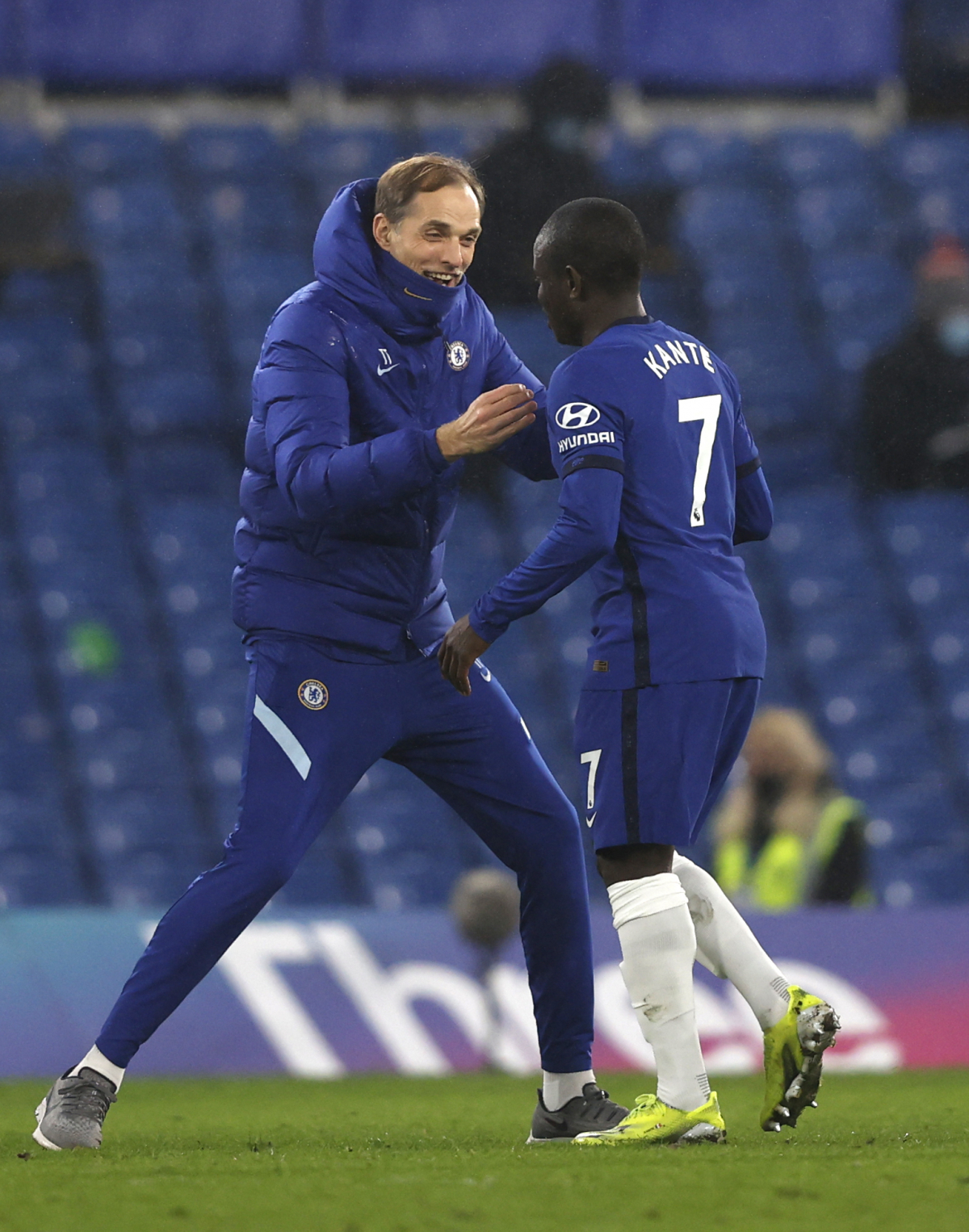 ▲16일(한국시각) 영국 런던의 스탬포드 브릿지에서 열린 2020-2021 잉글랜드 프리미어리그 24라운드 뉴캐슬 유나이티드와의 경기에서 첼시가 2-0으로 승리를 확정한 뒤 토마스 투헬 첼시 감독이 미드필더 은골로 캉테와 기쁨을 나누고 있다. (AP/뉴시스)