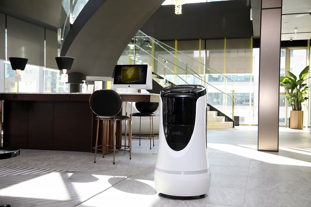 ▲롯데호텔 L7 강남은 객실에서 요청한 호텔용품을 인공지능이 탑재된 로봇이 배달하는 '딜리버리 로봇' 서비스를 도입했다. (사진제공=호텔롯데)