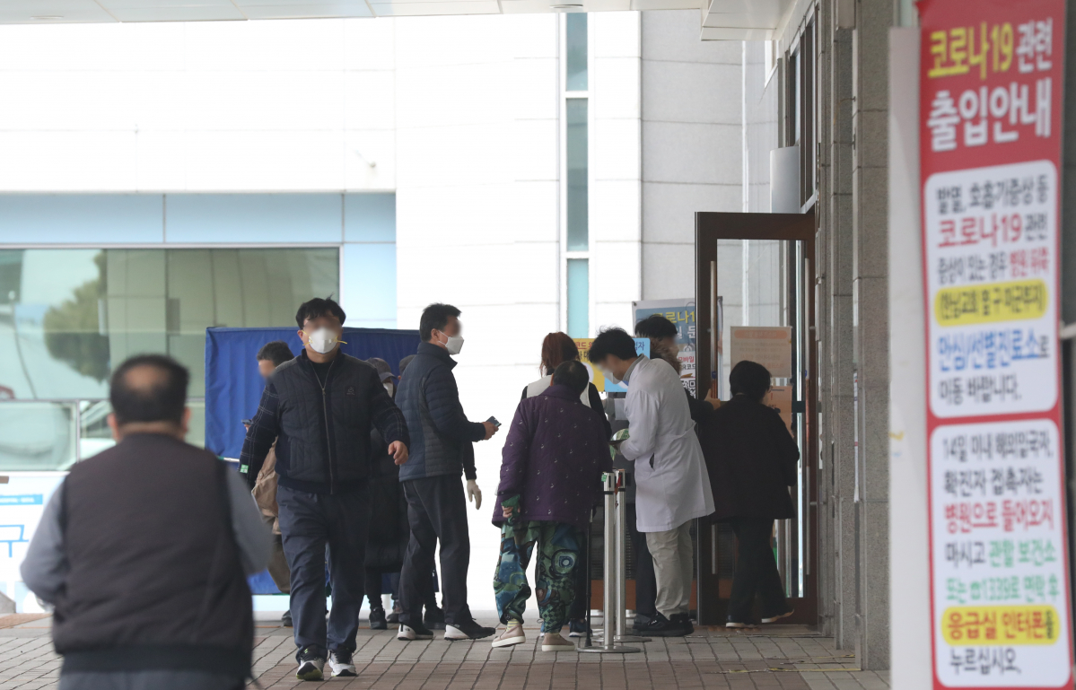 ▲서울 용산구 순천향대학교부속 서울병원 본관 앞을 시민들이 지나가고 있다. (뉴시스)