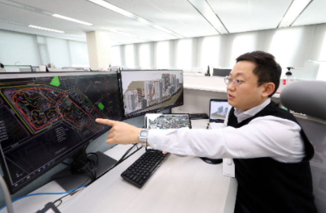 ▲대우건설은 빅데이터를 활용해 토공사, 골조공사의 4D 모델링을 손쉽게 구현할 수 있는 '스마일'(SM.ile) 프로그램을 개발했다. 사진은 대우건설 직원이 스마일 프로그램을 시연하는 모습.  (사진제공=대우건설)