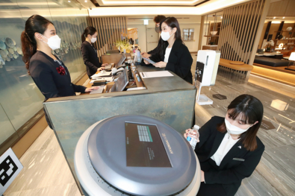 ▲대구 메리어트 호텔&레지던스에서 직원들이 KT AI 호텔로봇을 사용하고 있다. (사진제공=KT)
