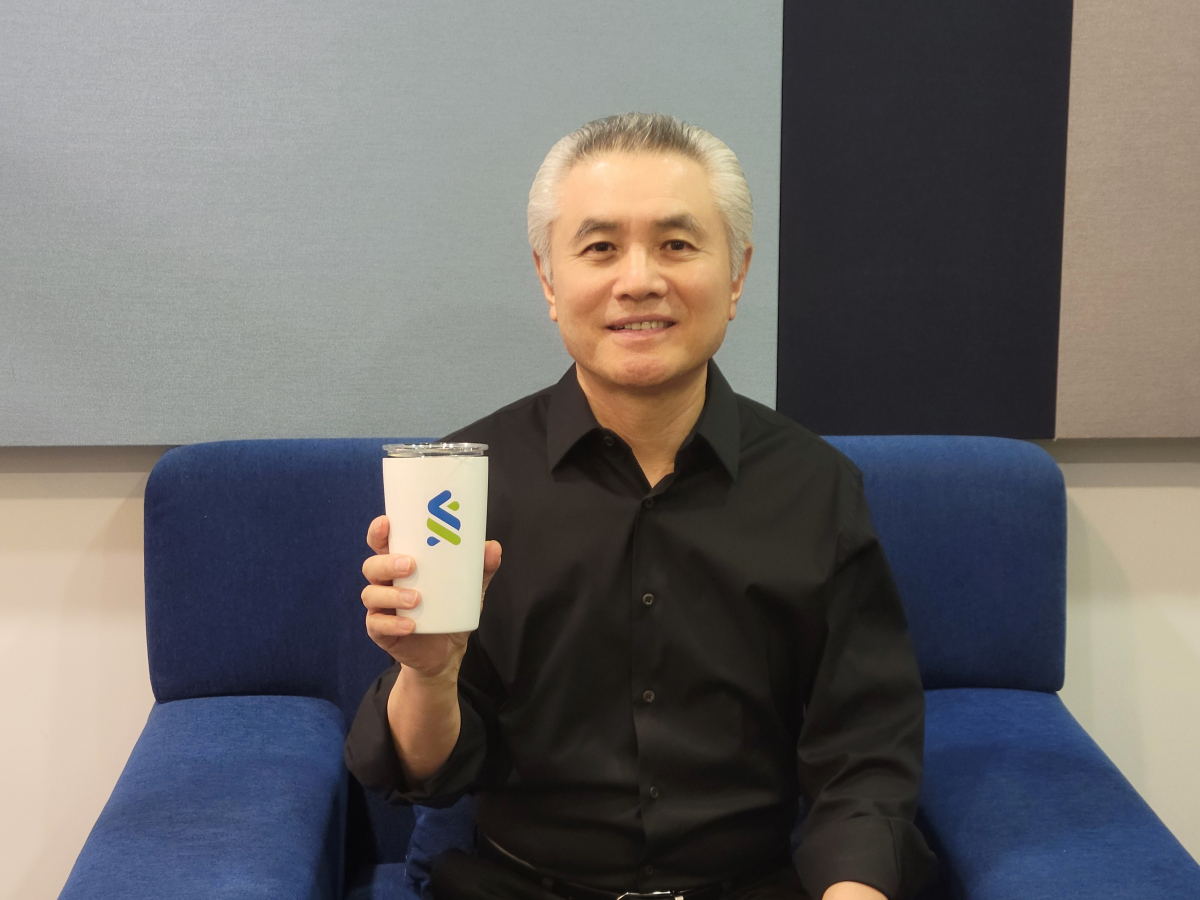 ▲박종복 SC제일은행장이 일회용 생수병 대신 재사용 컵 사용을 다짐하며 생활 속 탈플라스틱을 위한 소셜네트워크(SNS) 캠페인인 고고챌린지(Go Go Challenge)에 동참하고 있다. (사진제공=SC제일은행)