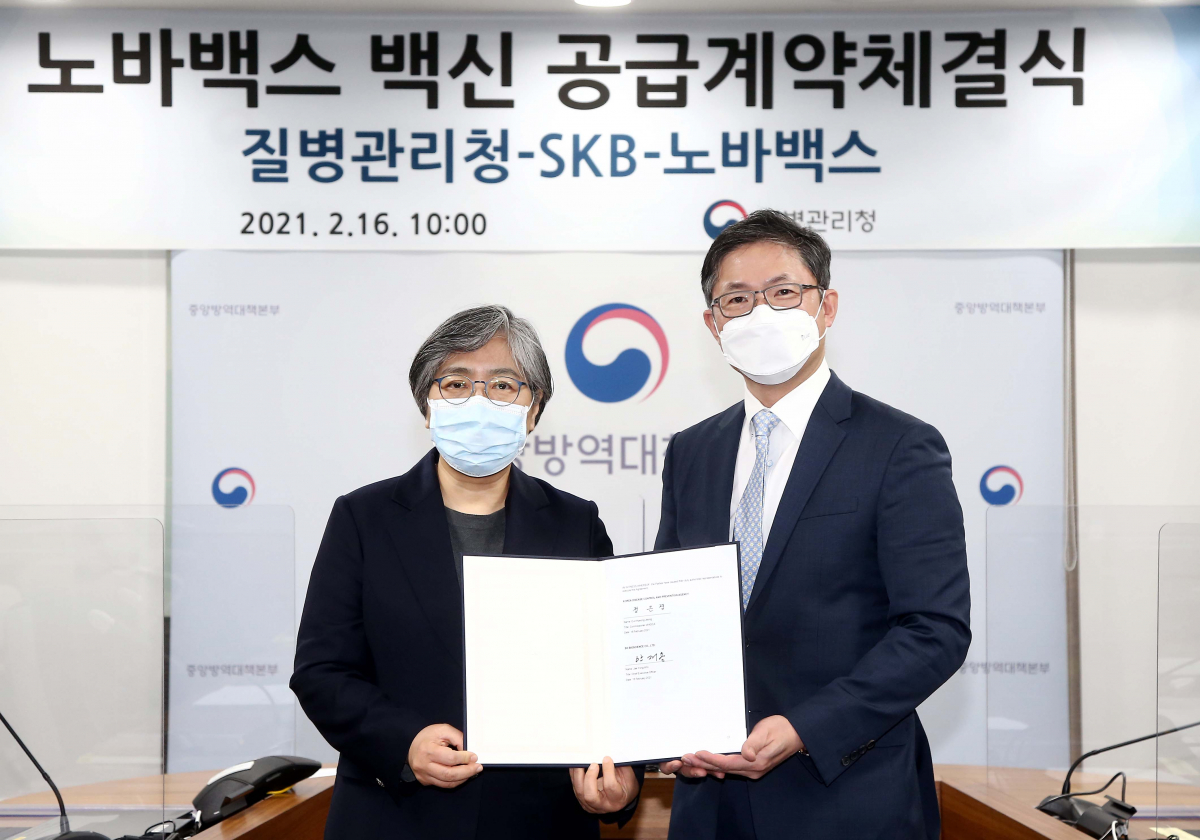 ▲16일 충북 오송 질병관리청에서 SK바이오사이언스 안재용 대표(오른쪽)와 정은경 질병관리청장이 코로나19 백신 국내 공급계약을 맺고 있다. (사진제공=SK바이오사이언스)