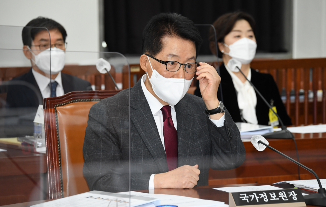 ▲박지원 국가정보원장이 16일 오전 국회에서 열린 정보위원회 전체회의에 출석, 개의를 기다리고 있다.  (연합뉴스)