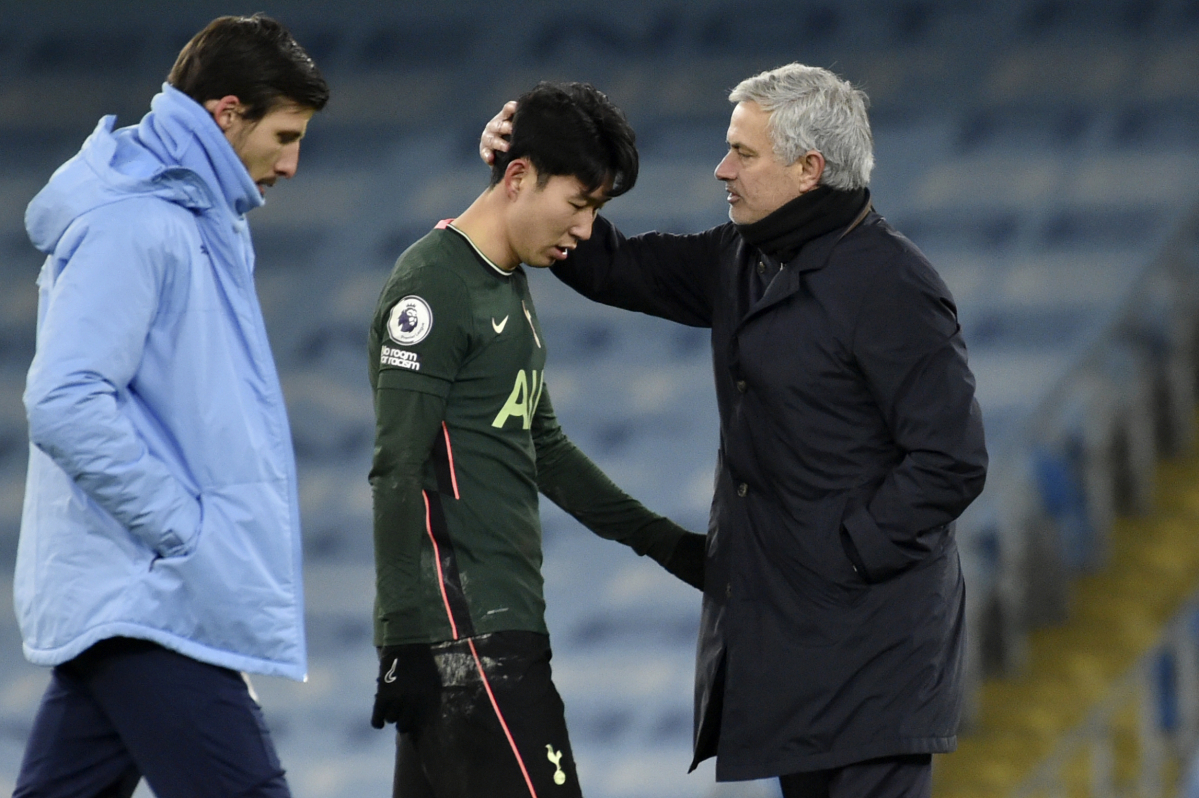 ▲토트넘 홋스퍼의 손흥민(가운데)이 이달 13일 영국 맨체스터의 에티하드 스타디움에서 열린 맨시티와의 2020-21시즌 잉글랜드 프리미어리그(EPL) 24라운드를 패한 후 조제 모리뉴 감독의 위로를 받으며 경기장을 나서고 있다. 영국 풋볼인사이더는 토트넘이 여름 이적시장에서 대대적인 선수단 판매가 불가피해보인다고 보도했다. (맨체스터=AP/뉴시스)