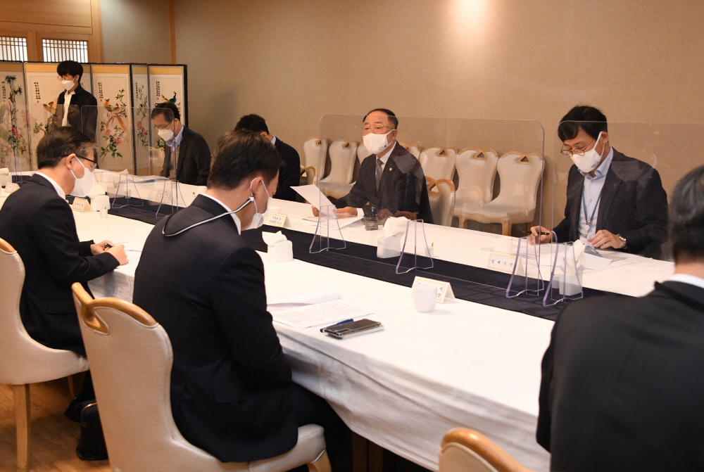 ▲홍남기 경제부총리 겸 기획재정부 장관이 2월 17일 서울 광화문 정부서울청사에서 열린 '제15차 부동산시장 점검 관계장관회의'를 주재, 모두발언을 하고 있다. 홍 부총리 맞은편은 변창흠 국토교통부 장관, 오른쪽은 이호승 청와대 경제수석. (사진제공=기획재정부)