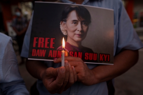 ▲미얀마 군부 쿠데타 항의 시위에 참석한 한 시민이 아웅산 수치 국가고문의 사진과 촛불을 들고 있다. 양곤/로이터연합뉴스
