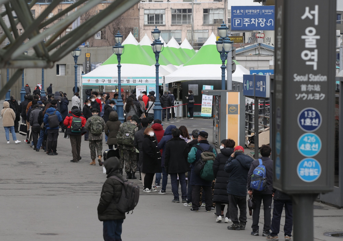 ▲신종 코로나바이러스 감염증(코로나19) 확진자가 344명으로 집계된 15일 오후 서울 중구 서울역광장에 마련된 코로나19 임시선별검사소에서 시민들이 검사를 받기 위해 대기하고 있다. (뉴시스)