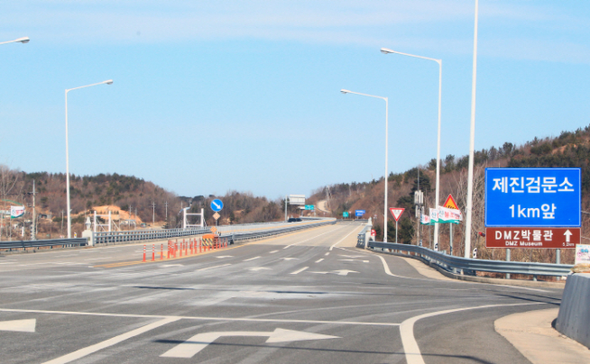▲동해 민통선 일대에서 신병이 확보된 신원미상의 인물로 통일전망대 관광객 등 일반인들의 민통선 출입이 전면 차단된 지난 16일 제진검문소로 통하는 7번 국도가 한산한 모습이다. (연합뉴스)