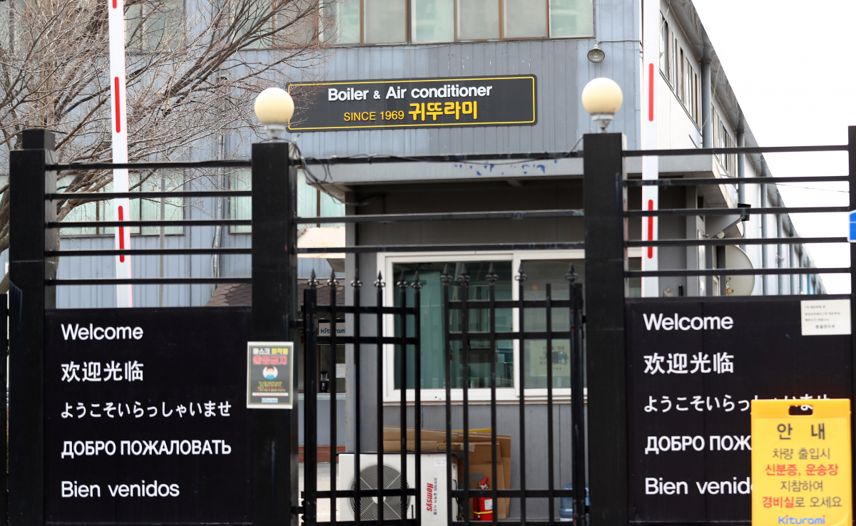 ▲<YONHAP PHOTO-2192> 귀뚜라미보일러 아산공장 출입통제    (아산=연합뉴스) 김준범 기자 = 16일 오전 충남 아산시 탕정면 귀뚜라미보일러 아산공장에 적막감이 흐르고 있다. 방역 당국은 이 공장에서 신종 코로나바이러스 감염증(코로나19) 확진자가 무더기로 나오고 있다고 밝혔다. 2021.2.16    psykims@yna.co.kr/2021-02-16 12:28:56/<저작권자 ⓒ 1980-2021 ㈜연합뉴스. 무단 전재 재배포 금지.>