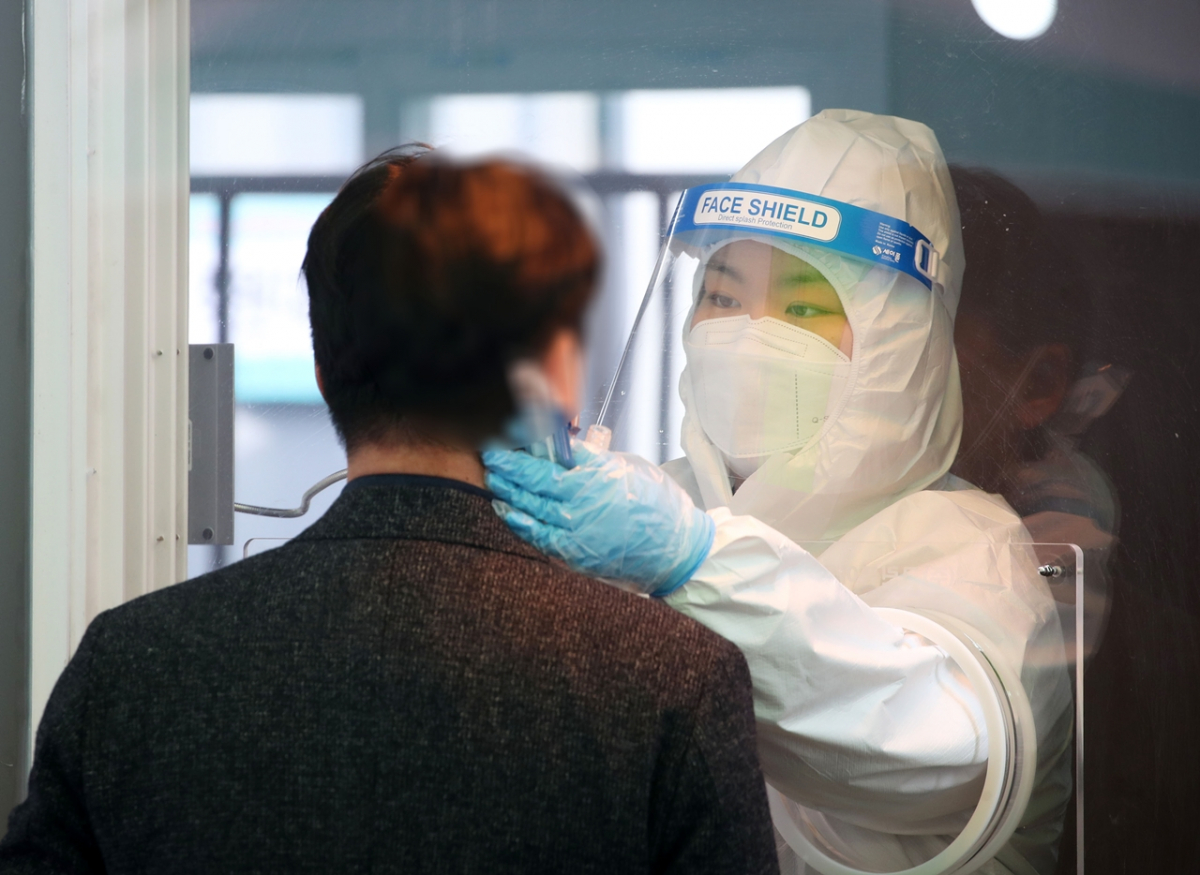 ▲코로나19 임시선별검사소에서 의료진이 검체 채취를 하고 있다.  (뉴시스)