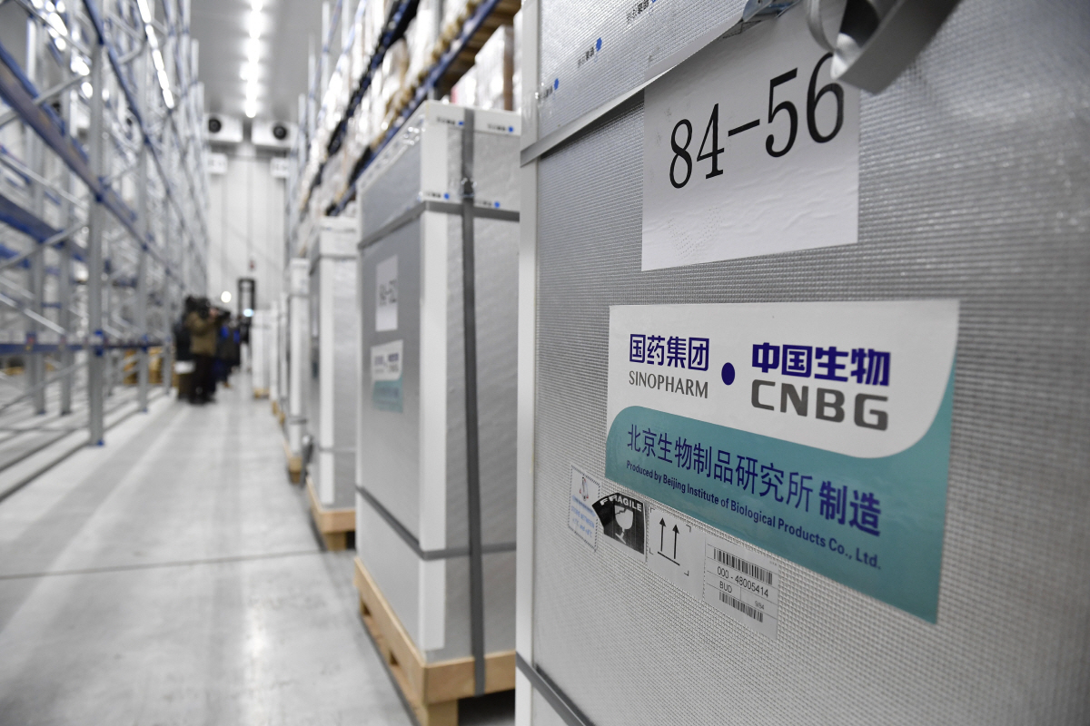 ▲중국 제약사 시노팜의 신종 코로나바이러스 감염증(코로나19) 백신이 담긴 컨테이너들이 16일(현지시간) 헝가리에 항공편으로 운송된 직후 부다페스트의 한 창고로 옮겨져 보관돼 있다. 부다페스트/AP연합뉴스
