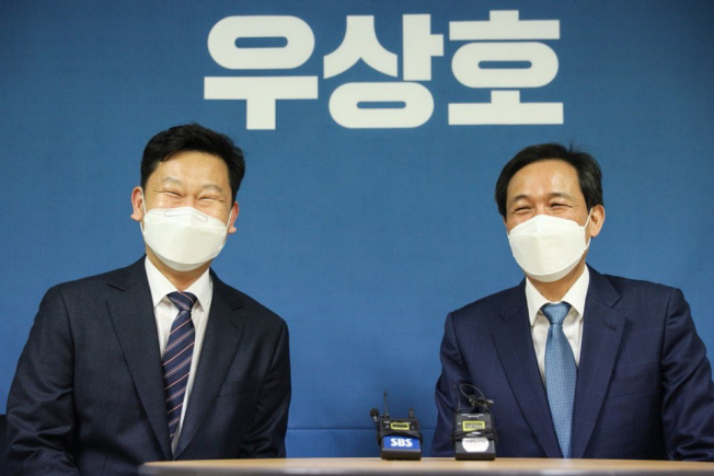 ▲더불어민주당 우상호 서울시장 경선후보(오른쪽)가 17일 서울 여의도 선거캠프를 격려 방문한 곽상언 변호사와 대화하고 있다. (사진제공=우상호 캠프)