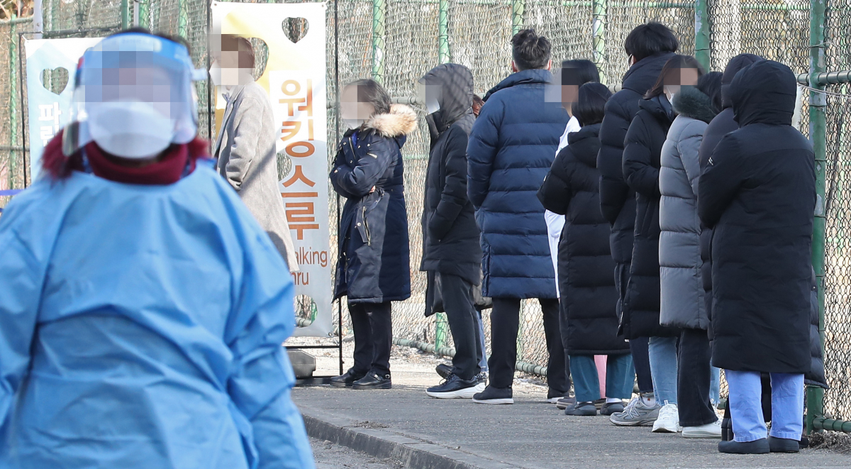 ▲17일 오전 용산구 순천향대 서울병원 임시선별진료소에서 두꺼운 외투를 입은 의료진과 시민들이 검체 검사를 위해 대기하고 있다. (연합뉴스)