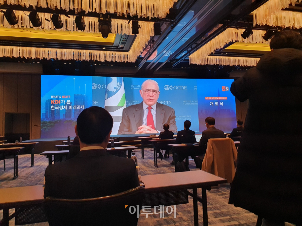 ▲앙헬 구리아 경제협력 개발기구(OECD) 사무총장이 17일 서울 종로구 포시즌스호텔에서 한국개발연구원(KDI) 주최로 열린 'WHAT'S NEXT? KDI가 본 한국경제 미래과제 국제컨퍼런스'에서 화상으로 축사를 하고 있다. (김지영 기자)