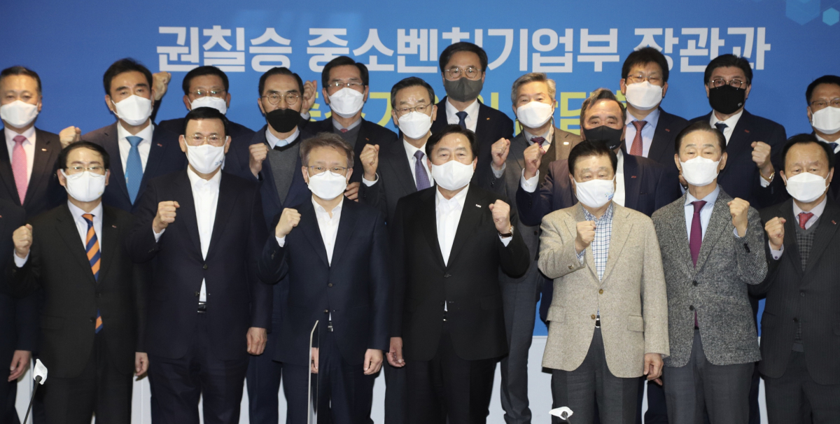 ▲17일 서울 여의도 중소기업중앙회에서 권칠승 중소벤처기업부 장관(첫 줄 왼쪽 세 번째)이 김기문 중기중앙회 회장(왼쪽 네 번째) 등 중소기업 관계자들과 만나 기념 사진을 찍고 있다.  (사진제공=중소기업중앙회)