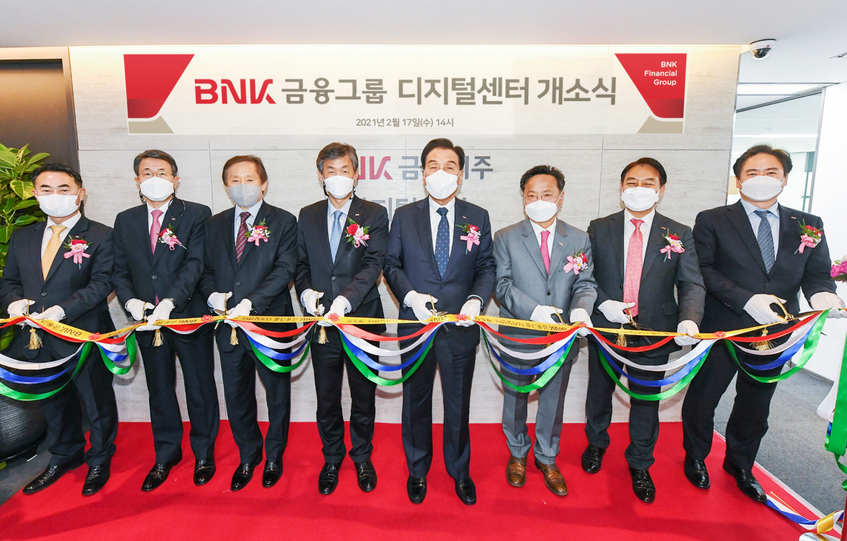 ▲김지완 BNK금융그룹 회장(왼쪽에서 다섯번째)이 17일 ‘BNK디지털센터' 개소식에 참여했다. (사진 왼쪽부터 김석규 BNK시스템 대표이사, 성동화 BNK신용정보 대표이사, 김병영 BNK투자증권 대표이사, 최우형 BNK금융지주 그룹 D-IT부문장, 김 회장, 권오대 BNK디지털센터 센터장, 이윤학 BNK자산운용 대표이사, 도승환 BNK벤처투자 대표이사) (사진제공=BNK금융그룹)