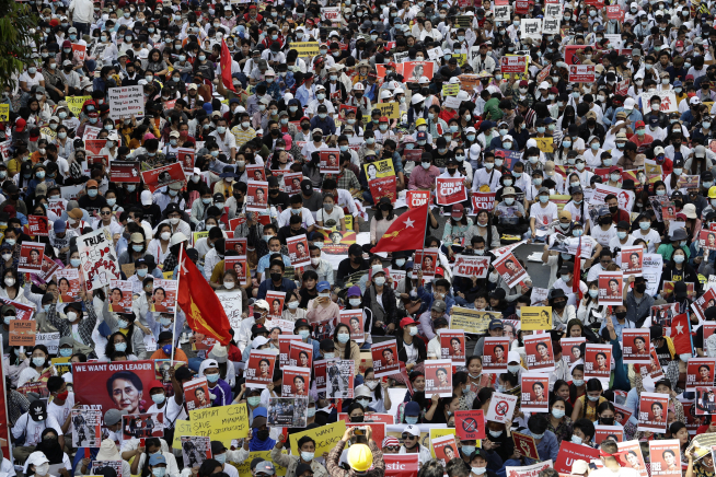 ▲미얀마 양곤에서 군부의 쿠데타에 반대하는 시민들이 거리로 나와 행진하고 있다. 양곤/EPA연합뉴스