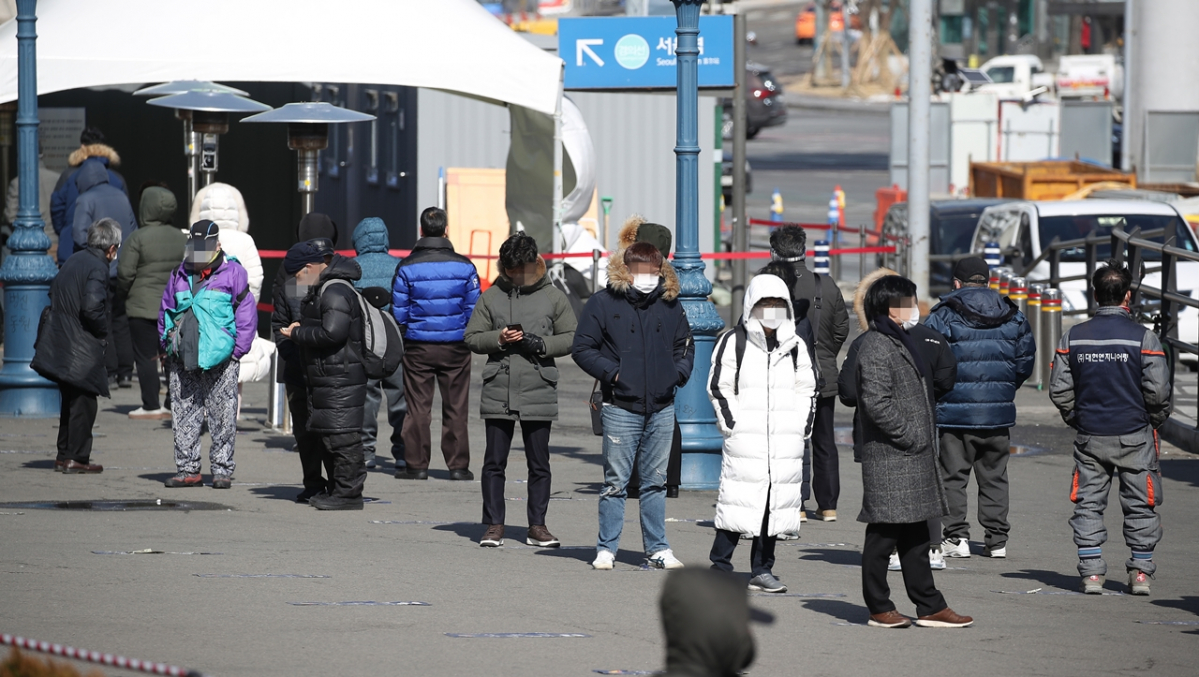 ▲17일 오후 서울역광장에 마련된 코로나19 임시선별검사소에서 시민들이 검체 채취를 위해 대기하고 있다. (연합뉴스)