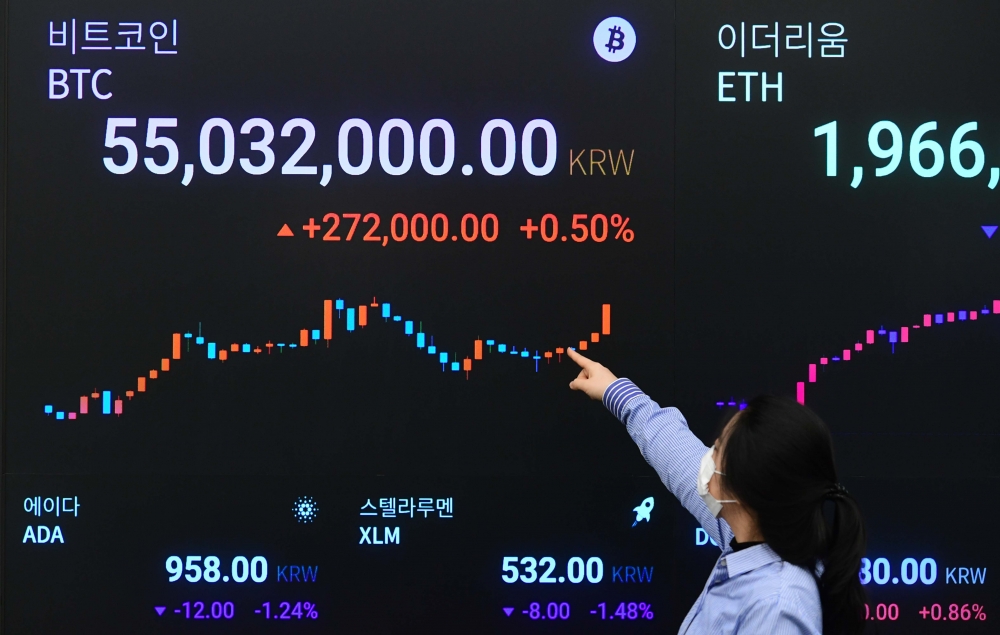 ▲비트코인이 뉴욕에서 장중 5만548달러에 거래되면서 사상 처음 5만달러(한화 약 5500만원)를 돌파한 17일 서울 강남구 암호화폐 거래소 업비트 라운지 시세 전광판에 비트코인 가격이 표시되고 있다.  (신태현 기자 holjjak@)