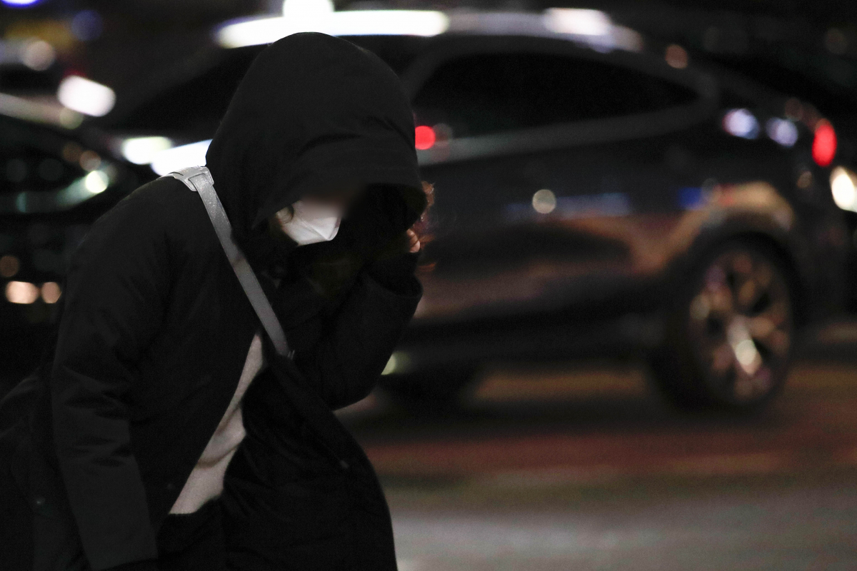 ▲강추위가 이어지고 있는 17일 오후 서울 중구 을지로입구역 인근에서 두꺼운 옷을 걸친 시민이 퇴근길 발걸음을 옮기고 있다. (뉴시스)