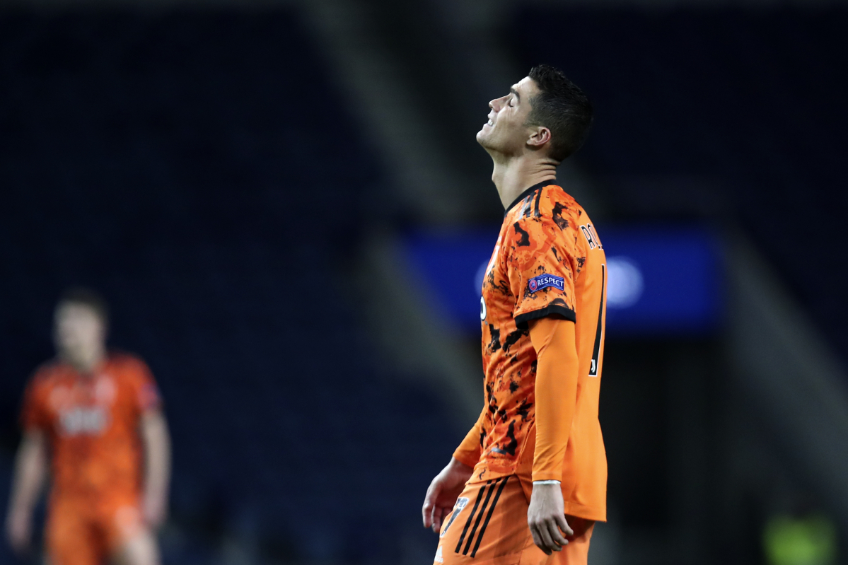 ▲이탈리아 프로축구 유벤투스의 크리스티아누 호날두가 18일(한국시각) 새벽 포르투갈 포르투의 에스타디우 두 드라강에서 열린 2020-2021시즌 유럽축구연맹(UEFA) 챔피언스리그 16강 1차전 FC포르투와의 원정경기에서 아쉬운 표정을 짓고 있다. (AP/뉴시스)