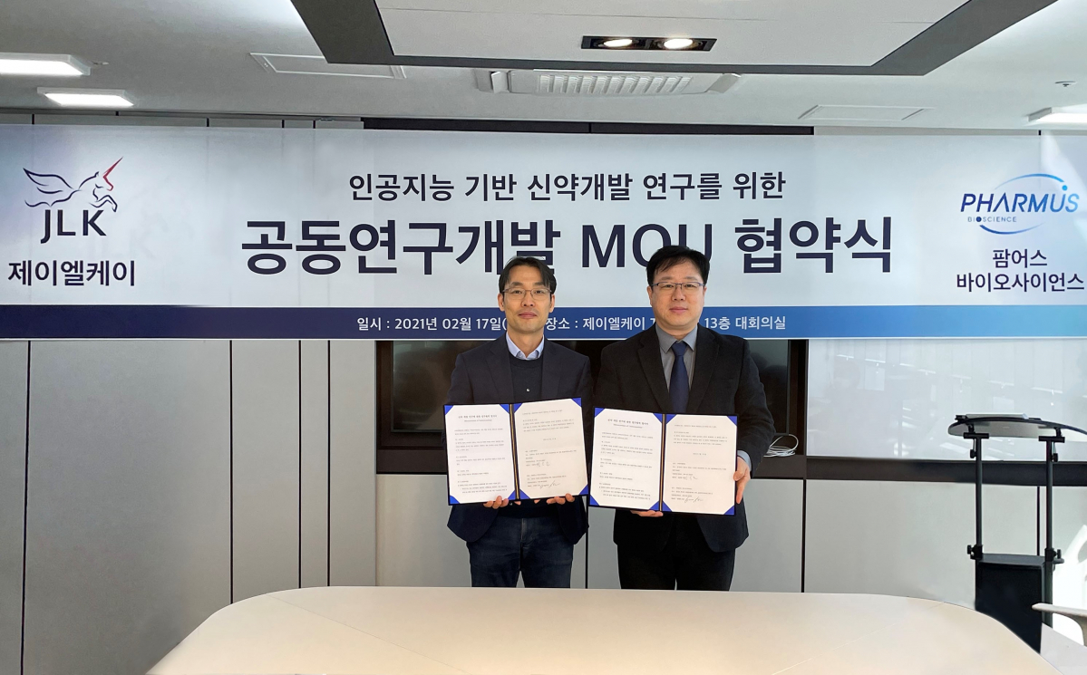 ▲김동민(왼쪽) 제이엘케이 대표와 양재성 팜어스 바이오사이언스 대표가 협약을 체결하는 모습 (사진제공=제이엘케이)
