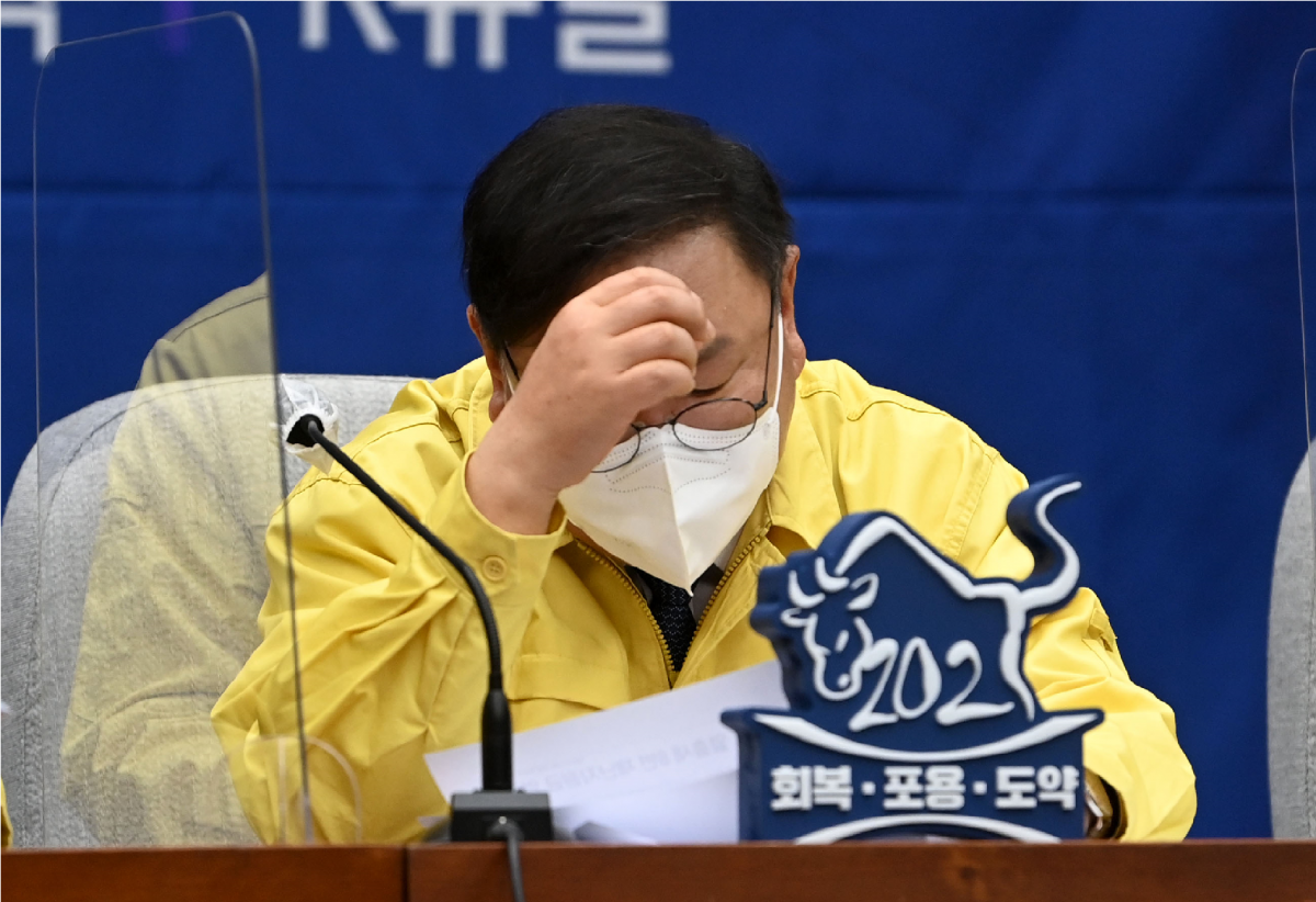 ▲더불어민주당 김태년 원내대표가 18일 오전 국회에서 열린 정책조정회의에서 생각에 잠겨 있다.  (연합뉴스)