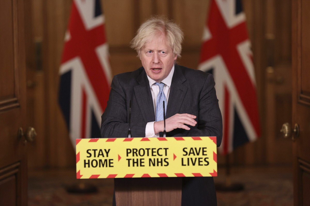 ▲보리스 존슨 영국 총리가 10일(현지시간) 런던 다우닝 스트리트 총리 관저에서 미디어 브리핑을 하고 있다. 런던/AP뉴시스
