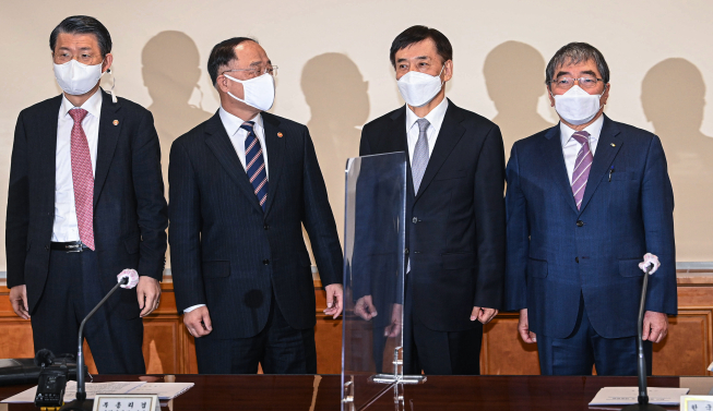 ▲홍남기 경제부총리 겸 기획재정부 장관(왼쪽 두 번째)과 참석자들이 18일 오전 서울 중구 명동 은행회관에서 열린 거시경제 금융 회의에서 기념 촬영을 하고 있다. 은성수 금융위원장(왼쪽부터), 홍 경제부총리, 이주열 한은총재, 윤석헌 금감위원장.  (사진=연합뉴스)