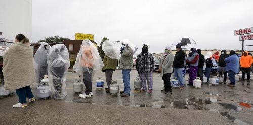 ▲미국 텍사스주 휴스턴에서 사람들이 물을 받으려고 한 시간 넘게 기다리고 있다. 휴스턴/AP연합뉴스
