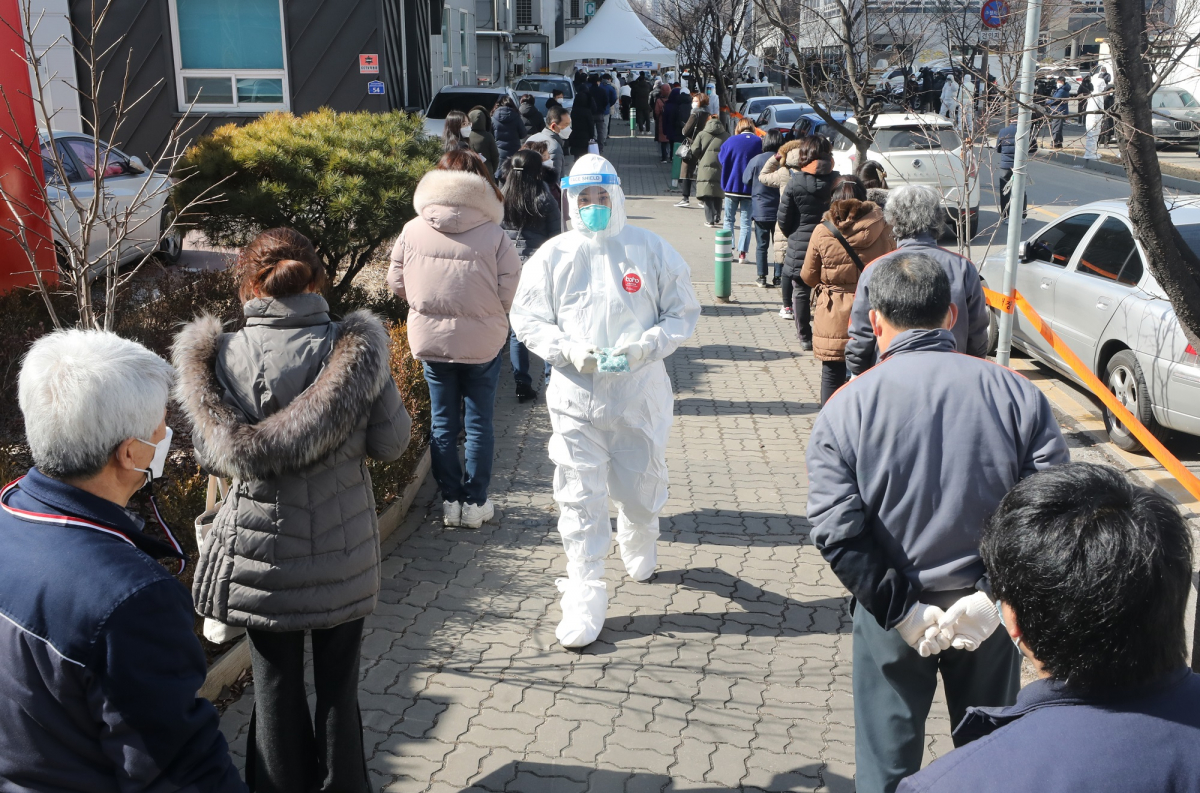 ▲신종 코로나바이러스 감염증(코로나19) 집단감염이 발생한 경기 남양주 진관산업단지 내 한 플라스틱 공장 앞에 17일 오전 선별진료소 가 설치되어 공단 근무자들이 검사를 기다리고 있다. (뉴시스)