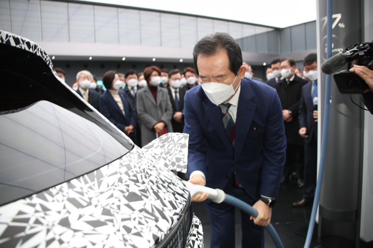 ▲ 정세균 국무총리가 18일 경기도 화성시 현대차 남양기술연구소를 방문해 전기차 충전 시스템을 참관하고 있다. (연합뉴스)