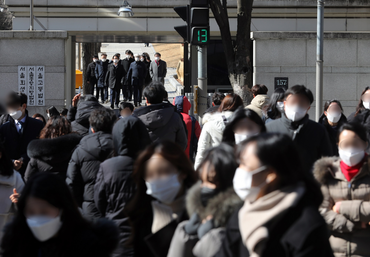 ▲0시 기준 코로나19 신규 확진자가 621명으로 집계된 18일 점심시간 서울 서초구 중앙지방법원 인근에서 시민들이 이동하고 있다. 최근 일주일간 일평균 국내발생 신규 확진자 수는 423.4명으로 사회적 거리두기 2.5단계(400~500명) 기준을 넘었다. (뉴시스)
