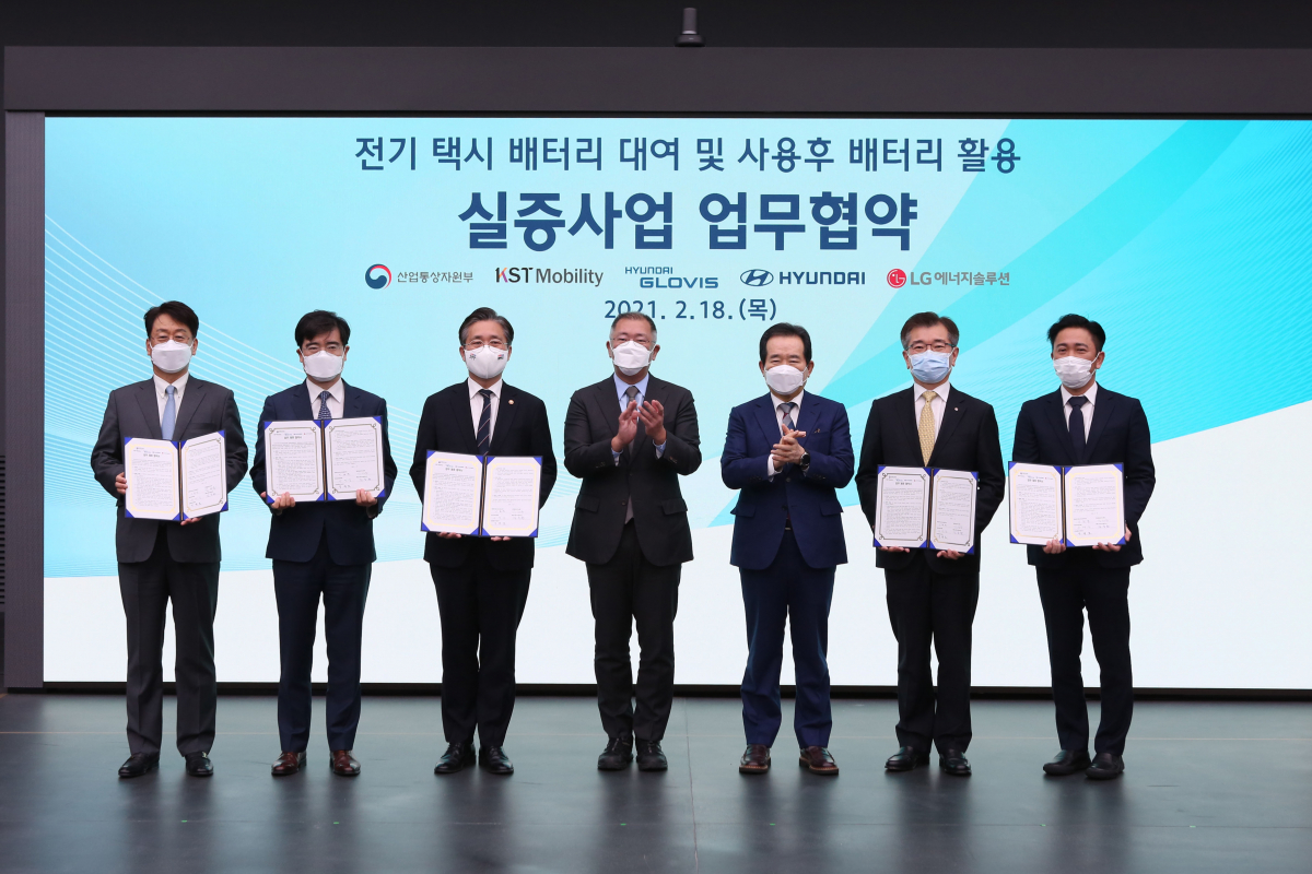 ▲18일 경기 화성시 현대차 남양기술연구소에서 '전기 택시 배터리 대여 및 배터리 활용 관련 실증사업 업무협약(MOU)' 체결을 마친 기업 관계자들과 정세균 국무총리(오른쪽 세 번째) 등이 기념 촬영을 하고 있다. 왼쪽부터 김정훈 현대글로비스 사장, 공영운 현대차 사장, 성윤모 산업통상자원부 장관, 정의선 현대차그룹 회장, 정 총리, 김종현 LG에너지 솔루션 사장, 이형렬 KST모빌리티 대표. (사진제공=현대차)