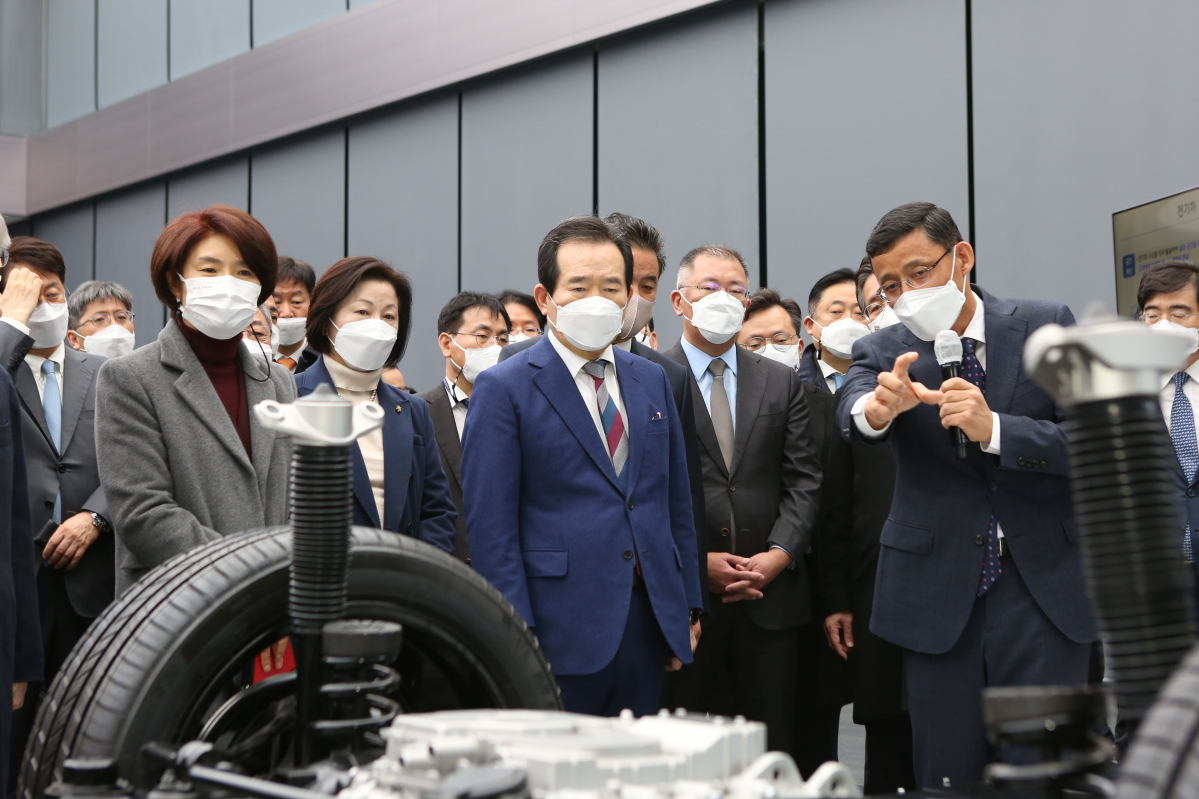 ▲정세균 국무총리가 18일 경기도 화성시 현대차 남양기술연구소를 방문해 현대디자인동에서 신기술을 참관하고 있다. (사진제공=현대차)