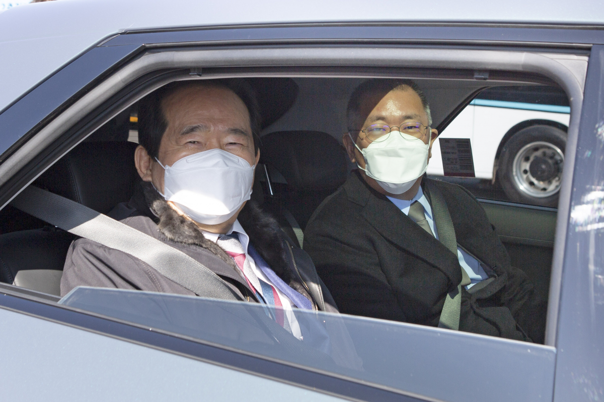 ▲정세균 국무총리(왼쪽)가 18일 경기 화성시 현대차 남양기술연구소에서 정의선 현대차그룹 회장과 전용 플랫폼 기반의 전기차 '아이오닉5'를 시승하고 있다. (사진제공=현대차)